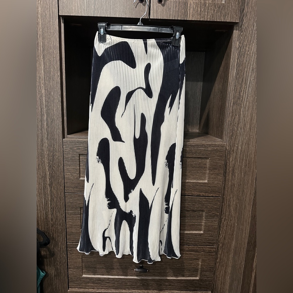 SHEIN Black and White Abstract Midi Skirt